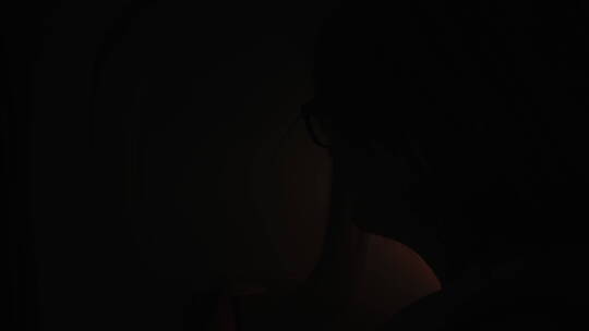 女人打开窗帘看向窗外