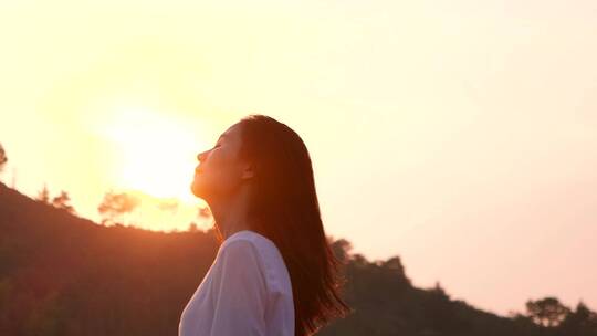 唯美伤感女孩在夕阳下甩头发视频素材