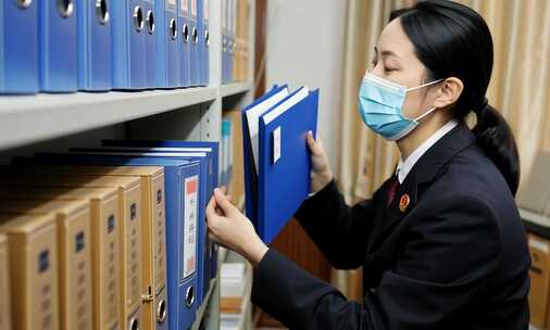 检察官查找卷宗 (3)