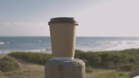柱子上的咖啡杯特写镜头