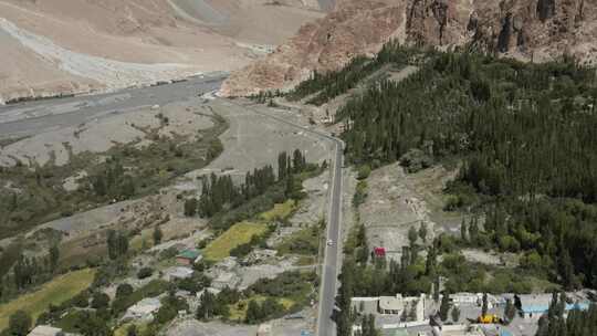 村庄，树木，山脉，道路