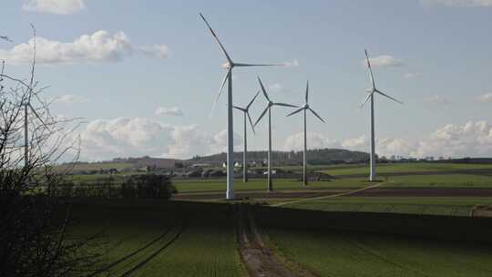 风力涡轮机在田野上旋转视频素材模板下载