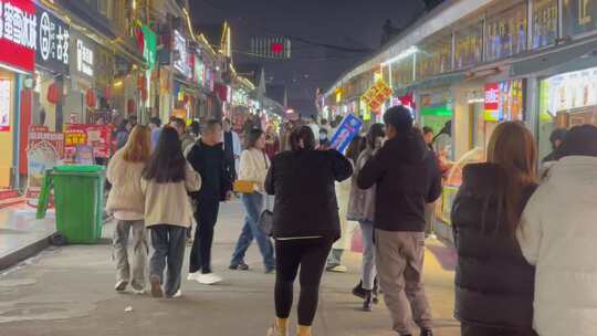 城市夜景小吃街美食街食客人流