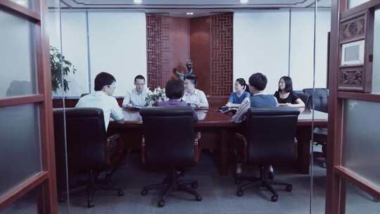 办公室内白领开会场景