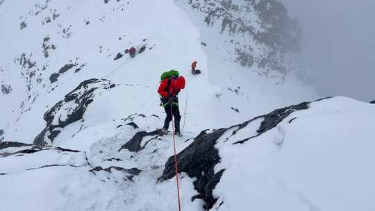 登山者攀登四川甘孜贡嘎山乡乌库楚雪山