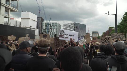 伦敦BLM抗议者举着标语鼓掌视频素材模板下载