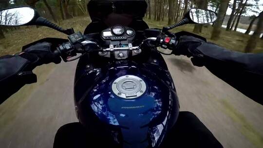 骑摩托车的观点视频素材模板下载