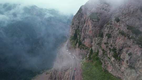 云雾中的伊昭公路