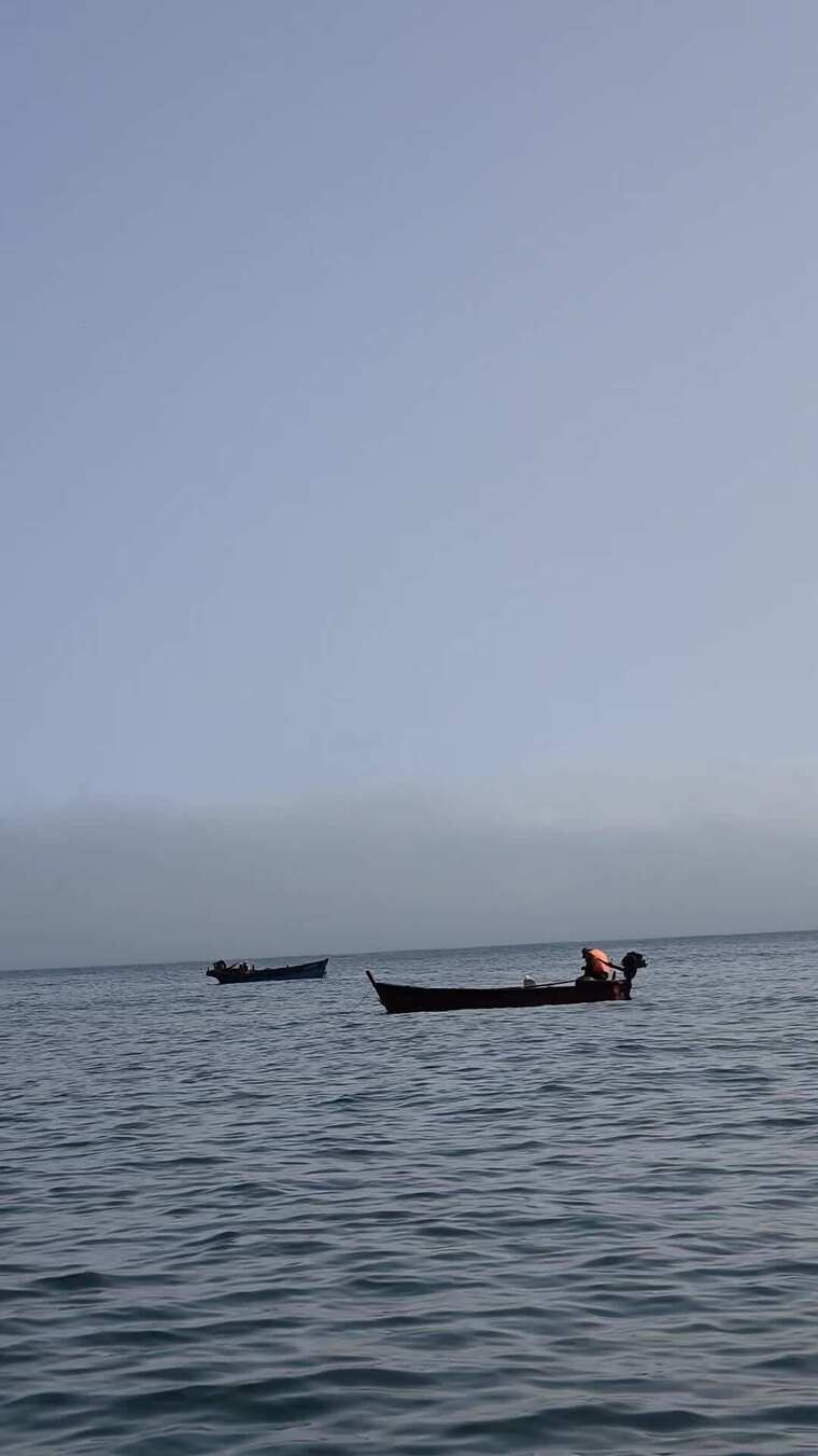 海上停泊的两艘小船