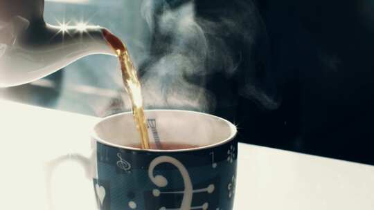倒咖啡浓缩液倒茶热气腾腾的咖啡杯