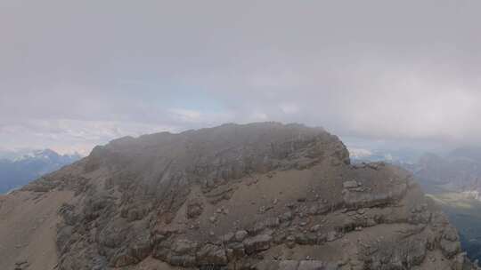 航拍山顶上的风景