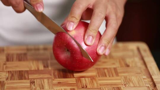 西餐厨师刀小苹果切苹果视频素材模板下载