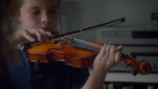 拉小提琴的孩子视频素材模板下载