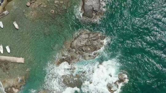 海浪冲破旅游港口的岩石海岸视频素材模板下载