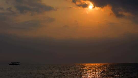 海浪冲刷着沙滩/夕阳黄昏沙滩海浪/金色海浪