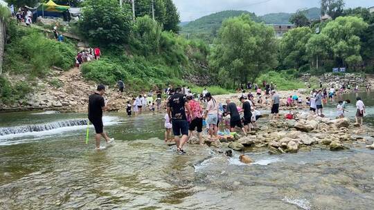 济南南部山区云河桥，野外山谷溪流玩水地