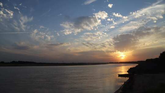 黄河水面夕阳延时