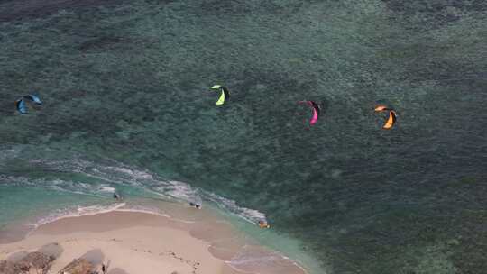 风筝板从加勒比海滩发射，在浅礁上放风筝，