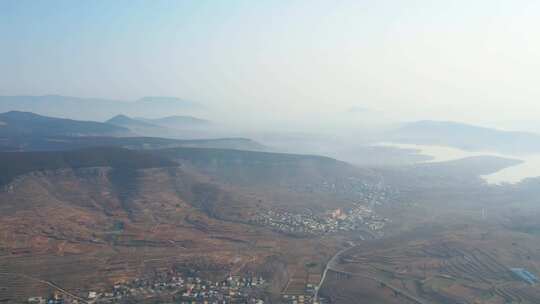 航拍视角下的山间村落景象