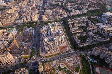 航拍延时环绕深圳市第二儿童医院清晨