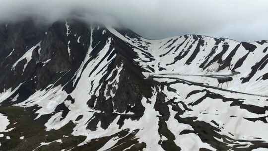 新疆独库公路哈希勒根达坂雪山航拍视频素材模板下载