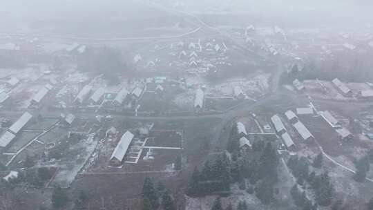 航拍大雪纷飞的新疆禾木村