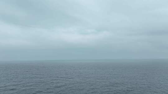 阴天大海航拍海面飞行海平面飞越大海下雨天视频素材模板下载