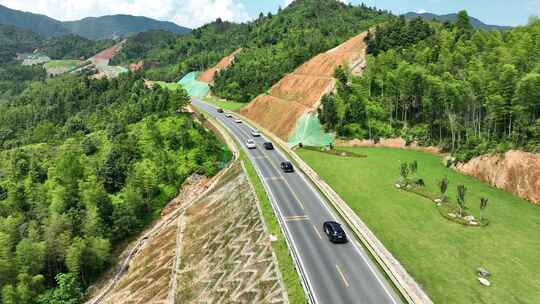 公路汽车航拍山区道路汽车行驶山路高空视角视频素材模板下载