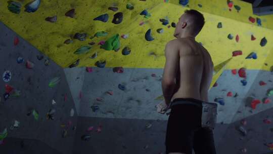 室内攀岩墙青年男子训练运动健身