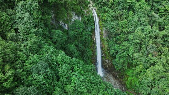 4K航拍大山瀑布森林大自然溪流夏日避暑