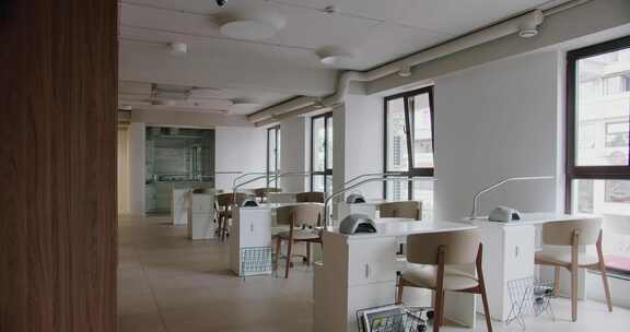 现代美甲沙龙内部配有时尚的设计和舒适的椅