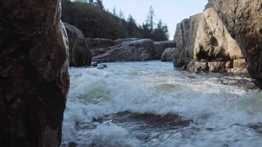 河流流过岩石并在岩石附近造成急流