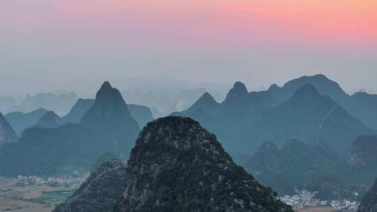 暮色下的群山远景