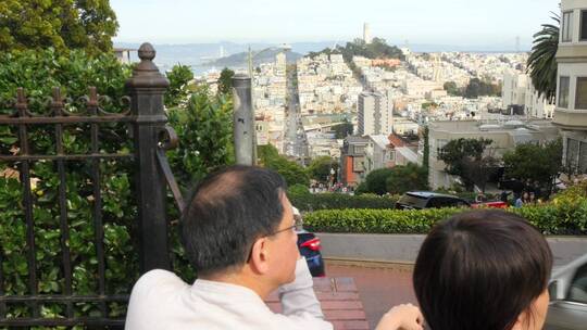 游客拍摄旧金山城市景观