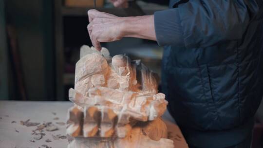 非遗木雕大师用凿子雕刻木 古建筑木雕 精美视频素材模板下载