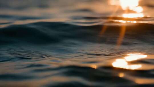 海面夕阳波光粼粼景象