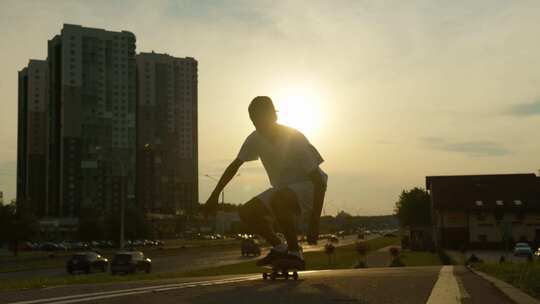 男生在城市玩滑板视频素材模板下载