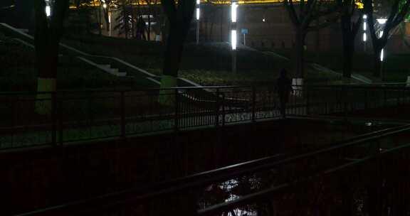 夜间行走的人 晚上 走路 路边 河边 广场