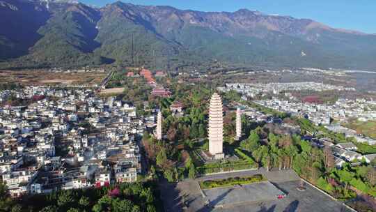 冬季云南大理古城崇圣寺三塔日出清晨航拍