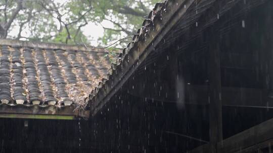 老木屋下雨屋檐水滴慢镜头视频素材模板下载