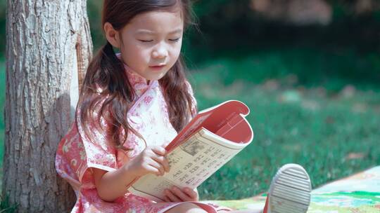 小女孩在树下看书读书学习沐浴阳光
