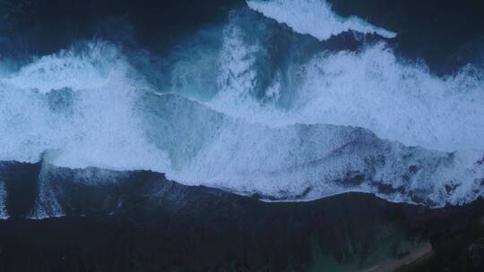 移动俯拍海面上翻滚的大浪视频素材模板下载
