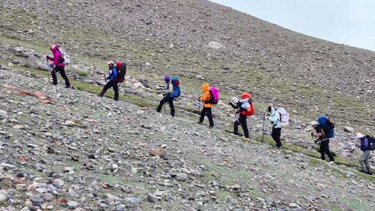 新疆帕米尔高原户外徒步旅行者登山
