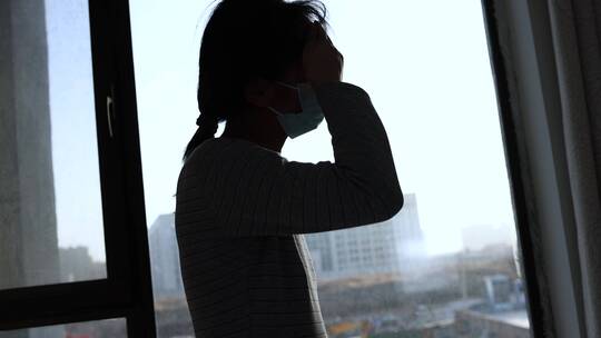 4K 生病感冒咳嗽发烧的女人窗前剪影