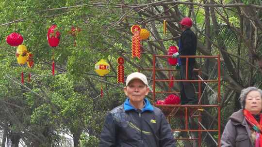 阳江市市政工人安装春节灯笼视频素材模板下载