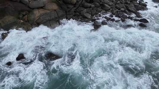 泰国普吉岛海水冲击礁石溅起浪花特写镜头