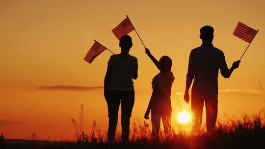 一个手握美国国旗的家庭迎接黎明视频素材模板下载