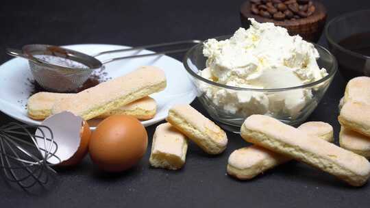 制作传统意大利甜点提拉米苏的配料