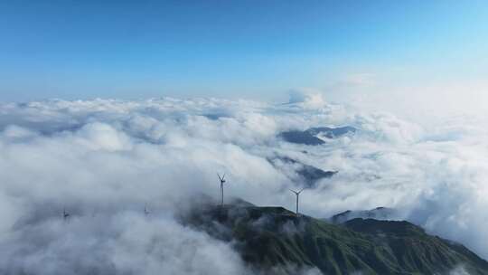 穿云拍摄桂林天湖高山上的云海和风力发电