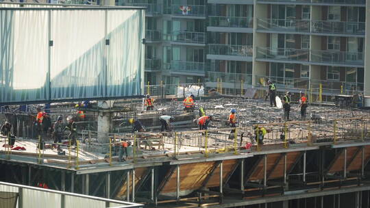 建筑工地工人正在建造摩天大楼延时拍摄